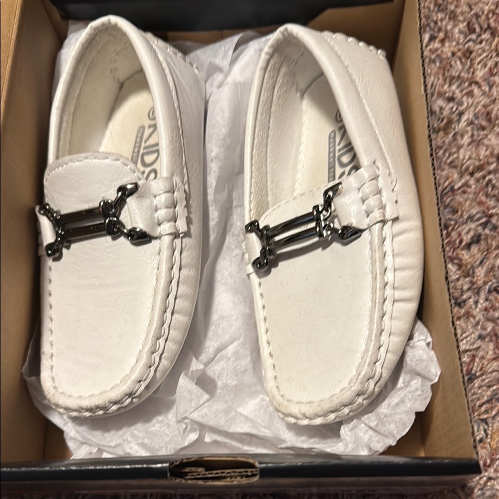 Rawlings White Moccasins with Classic Design
